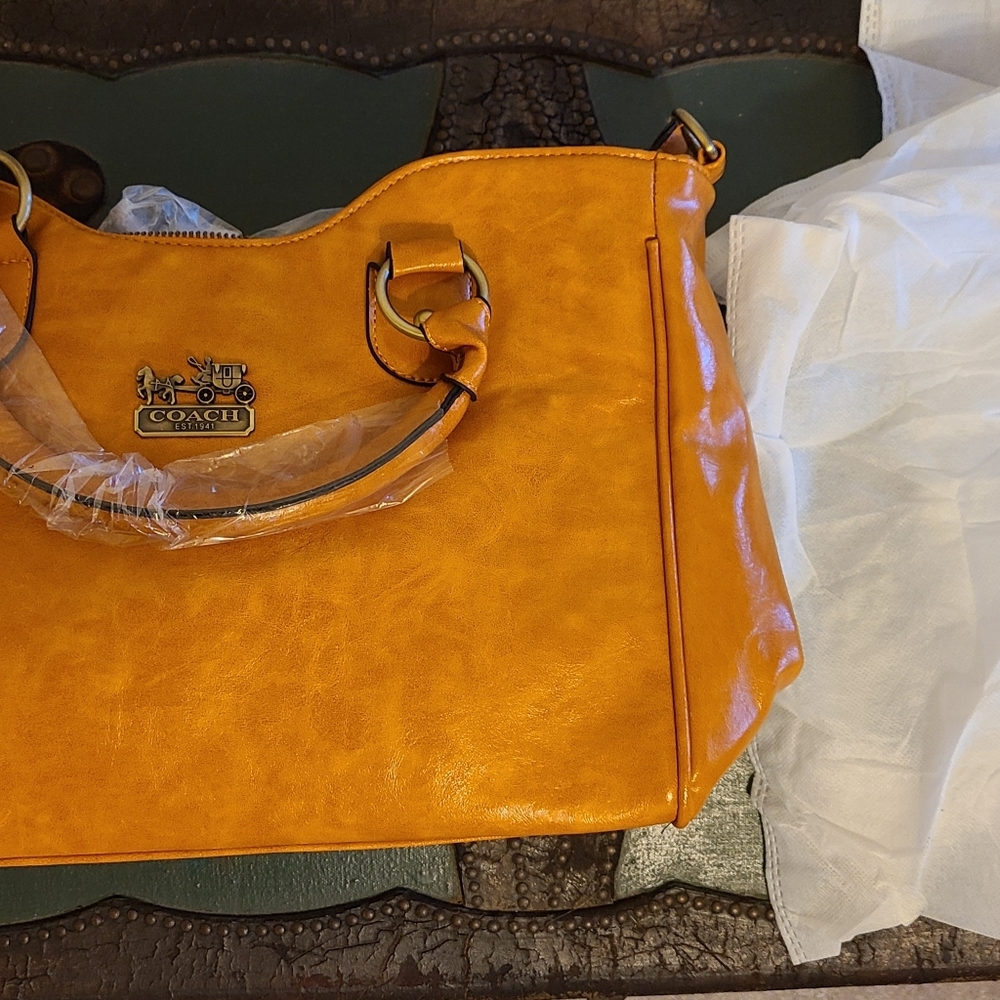 Coach-like Purse - Picture 2 of 9